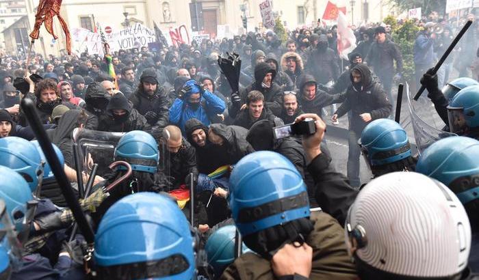 Scontri a Firenze tra polizia e il corteo anti-Leopolda