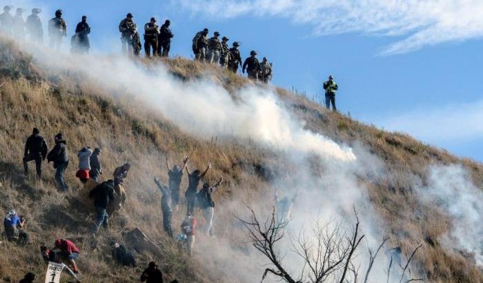 La polizia usa il gas lacrimogeno contro i Sioux il 6 novembre 2016 (Stephanie Keith, Reuters/Contrasto)