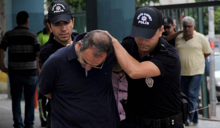 0339FB-uno-dei-tanti-arresti-dopo-il-golpe-turco Uno dei tanti arresti dopo il golpe turco