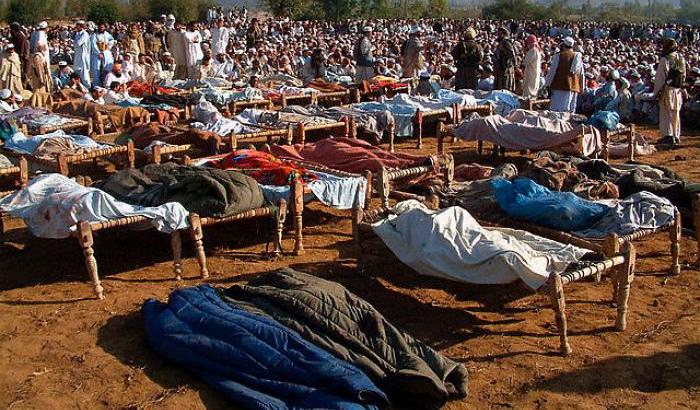 Gli effetti del bombardamento di un drone in un'area del Pakistan