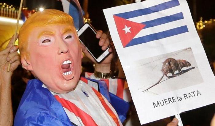 A Miami con la maschera di Trump i festeggiamenti per la morte del leader cubano