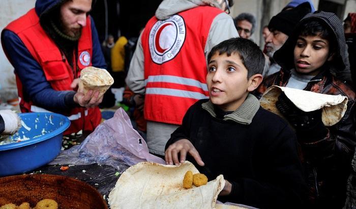 Volontari distribuiscono cibo ad Aleppo Est