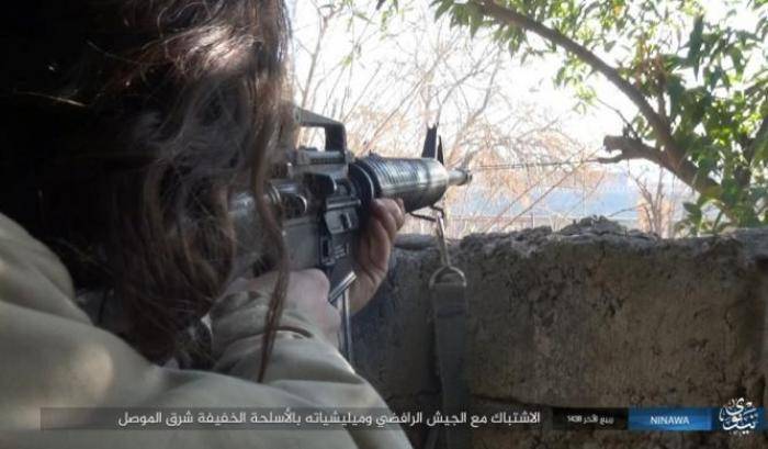 Un miliziano dell'Isis sul fronte di Mosul