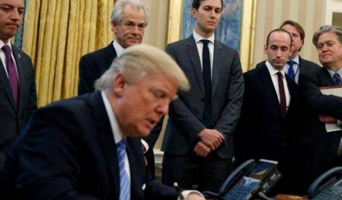 Trump firma per bloccare i fondi per l'aborto