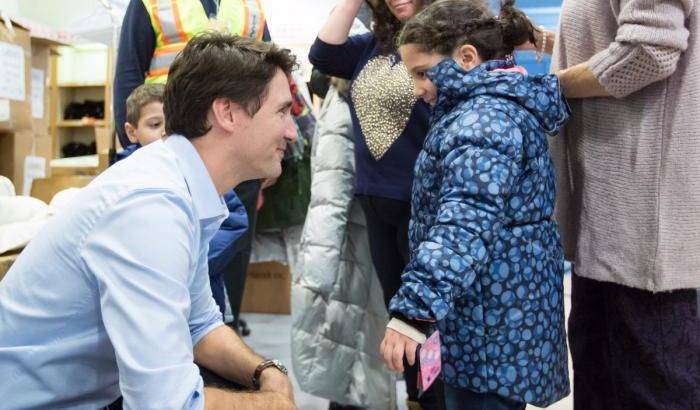 03468B-justin-trudeau-saluta-una-bambina-siriana Justin Trudeau saluta una bambina siriana
