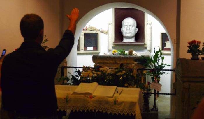 034845-nostalgici-del-partito-fascista-in-visita-alla-cripta-nel-cimitero-di-san-cassiano-dove-sepolto-benito-mussolini Nostalgici del Partito fascista in visita alla cripta nel cimitero di San Cassiano, dove è sepolto Benito Mussolini