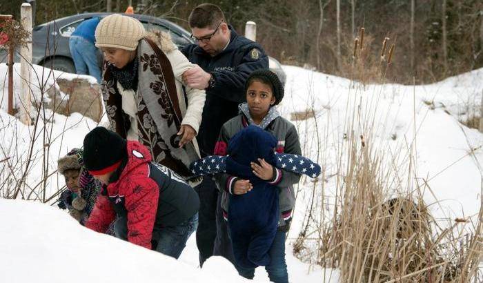 La donna sudanese attraversa il confine con gli Stati Uniti