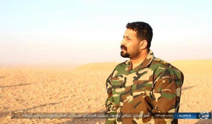 Il militare iracheno prima di essere ucciso