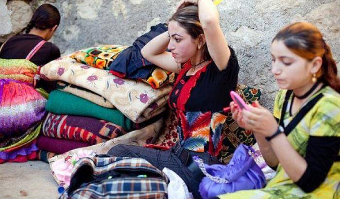 Pettinarsi: per le schiave yazide liberate dall'Isis anche questa è gioia