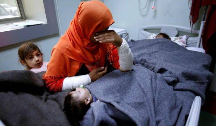 034DD6-mamma-assiste-la-figlia-in-gravi-condizioni-dopo-l-esposizione-ad-armi-chimiche-reuters-azad-lashkari Mamma assiste la figlia in gravi condizioni dopo l’esposizione ad armi chimiche (REUTERS/Azad Lashkari)