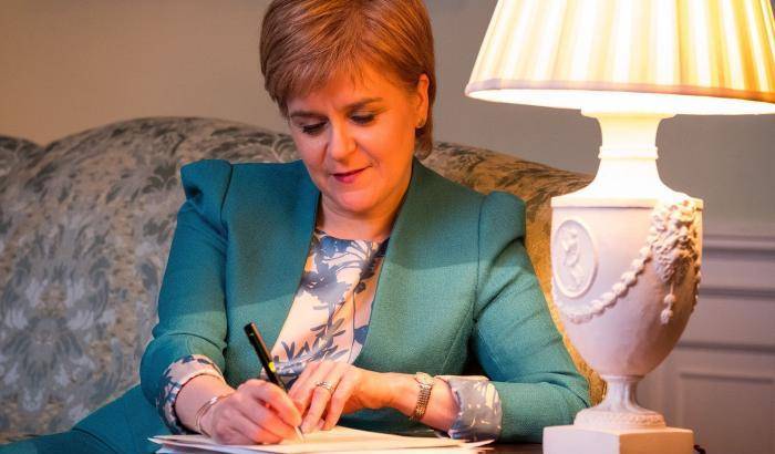 Nicola Sturgeon firma la richiesta di referendum
