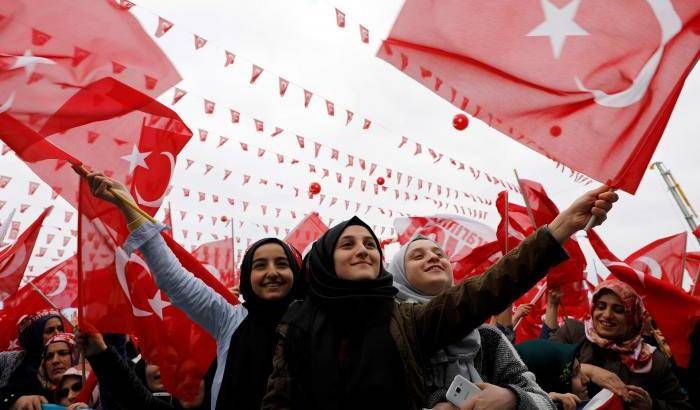 0353CA-donne-in-turchia-inneggiano-a-erdogan Donne in Turchia inneggiano a Erdogan