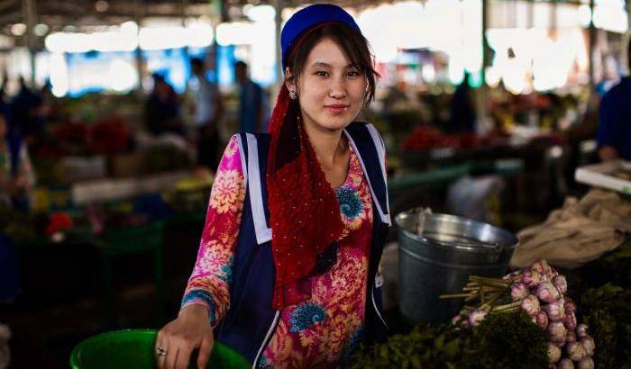Niente hijab ma abiti colorati: il Tagikistan combatte l'Isis rispettando le donne