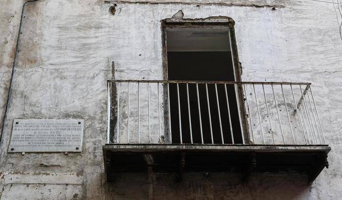 Tutti celebrano Totò, ma la casa dove abitò a Napoli cade a pezzi