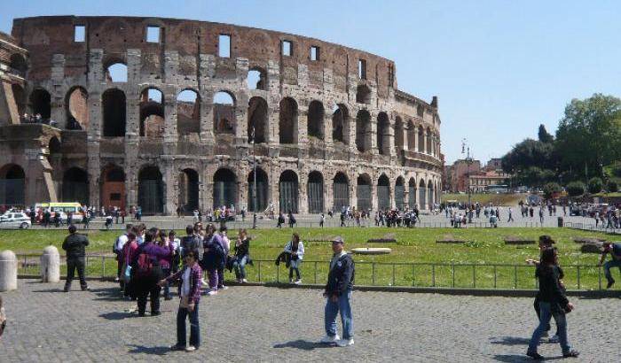 Turista sfregia il Colosseo