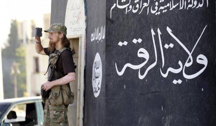 0004940A-un-miliziano-dell-isis-a-raqqa Un miliziano dell'Isis a Raqqa