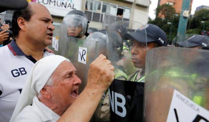 La perotesta dei nonni contro Maduro