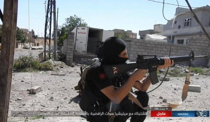0004973F-un-combattente-dell-isis-a-mosul Un combattente dell'Isis a Mosul