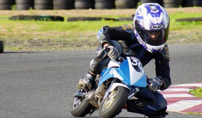 Sbanda in curva con la minimoto: muore un bambino di 8 anni