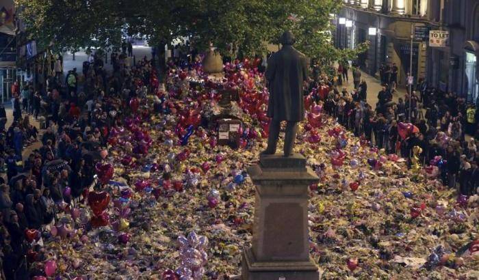 I cittadini della città inglese sono scesi in piazza per una lunga veglia in memoria delle vittime.