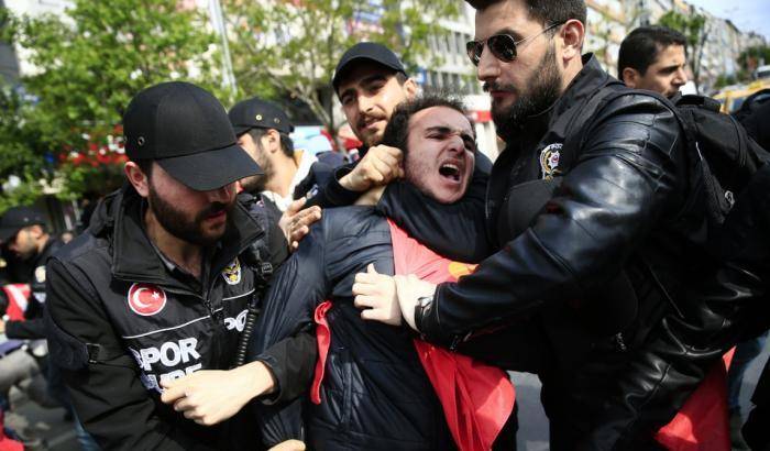 Primo maggio vietato in piazza Taksim: la polizia turca carica i manifestanti