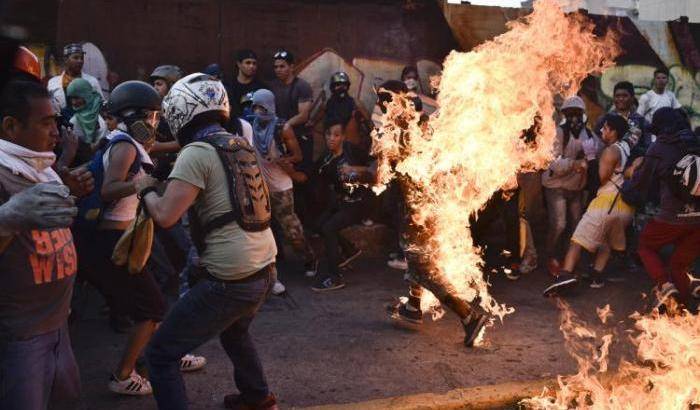 Linciato e bruciato vivo: è morto il giovane 'chavista' aggredito dagli anti-Maduro