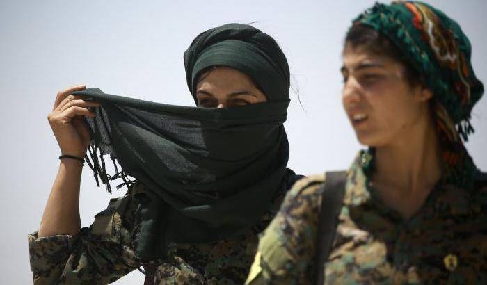 Una combattente delle Ypj