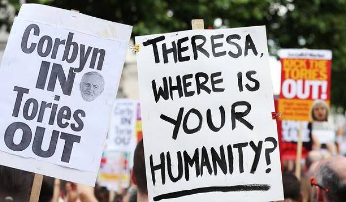 Proteste contro Theresa May e a favore di Corbyn