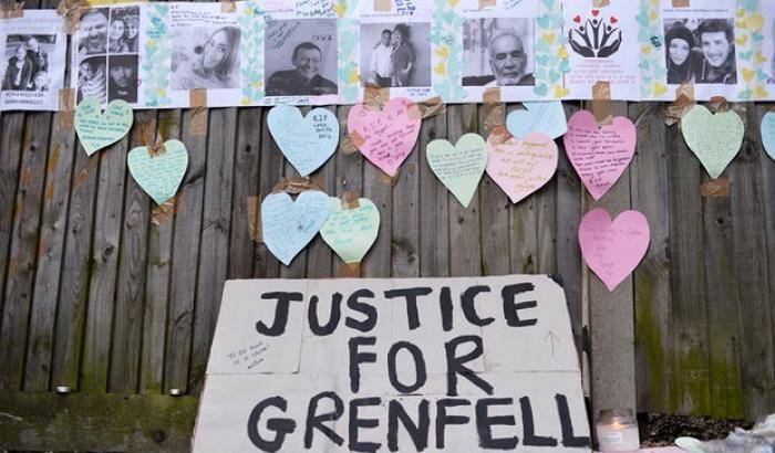 Assediata dalle proteste May ammette: al Grenfell famiglie poco assistite