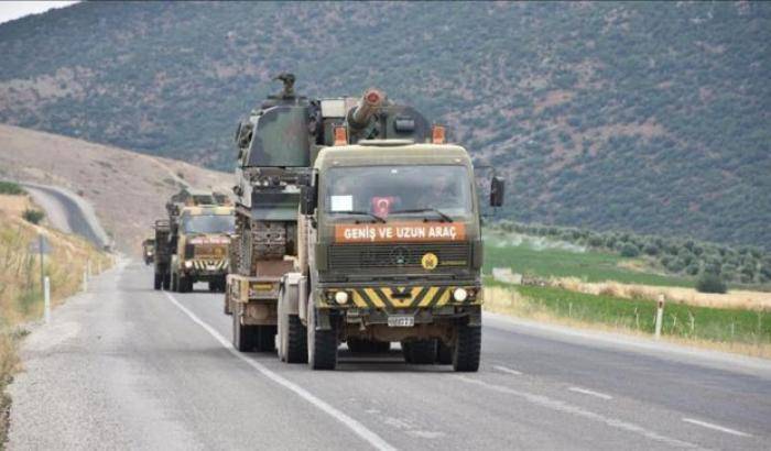 La colonna militare turca entra in Siria