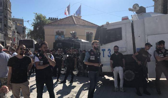 Polizia schierata