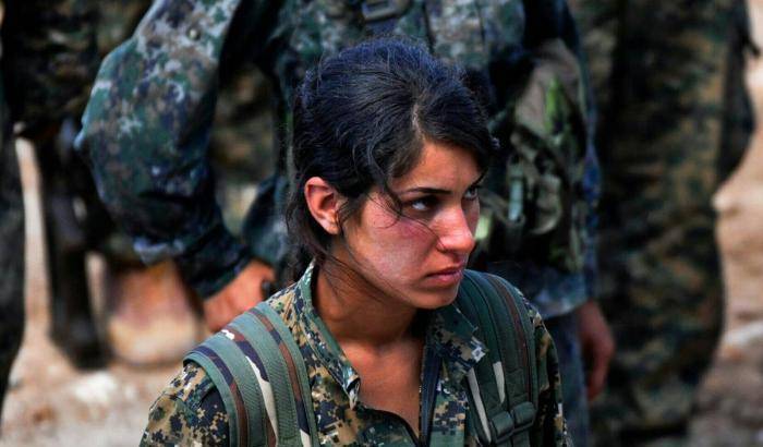 Una combattente curdo-siriana del Ypj