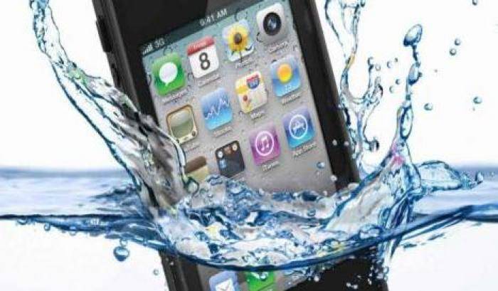 Uno smartphone caduto in acqua si può rianimare