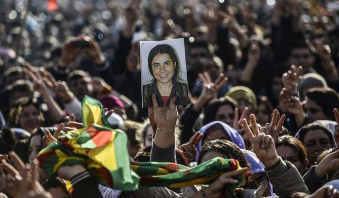 00049D8C-i-funerali-di-una-combattente-curda-delle-ypj-1 I funerali di una combattente curda delle Ypj