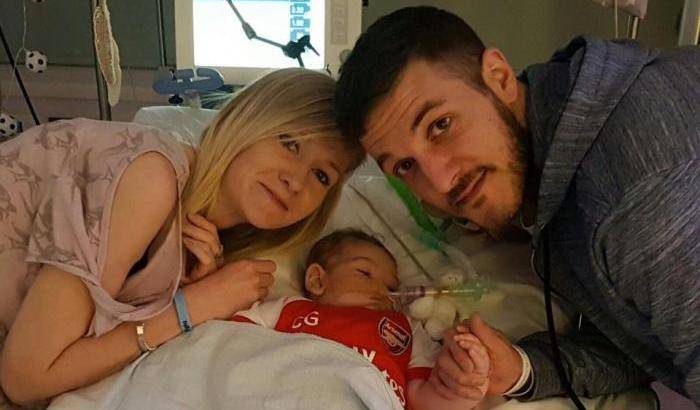 Charlie Gard con i suoi genitori