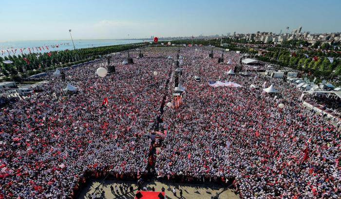 00049EDD-xx La piazza di Istanbul piena di manifestanti contro Erdogan