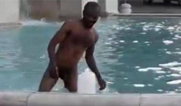 Un uomo nudo a Roma fa il bagno nel Fontanone al Gianicolo