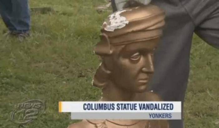 La statua di Cristoforo Colombo vandalizzata