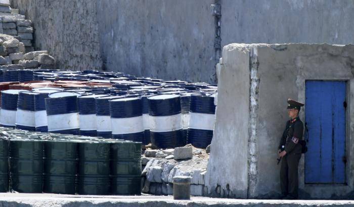 Un militare nord coreano vicono al confine con la Cina