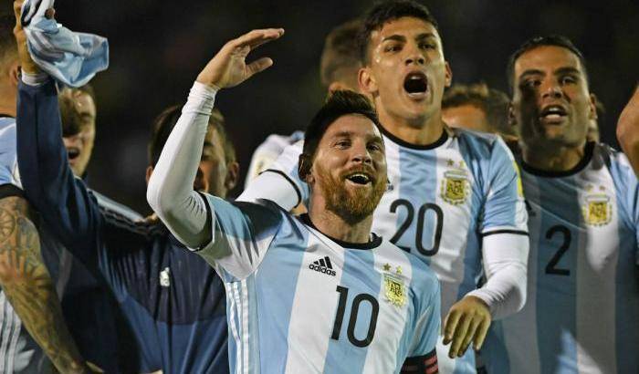Messi prende per mano l'Argentina e la porta ai mondiali: tre gol e qualificazione
