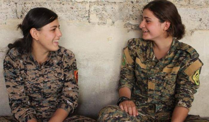 Le gemelle curde tornate a Kobane per difendere una storia
