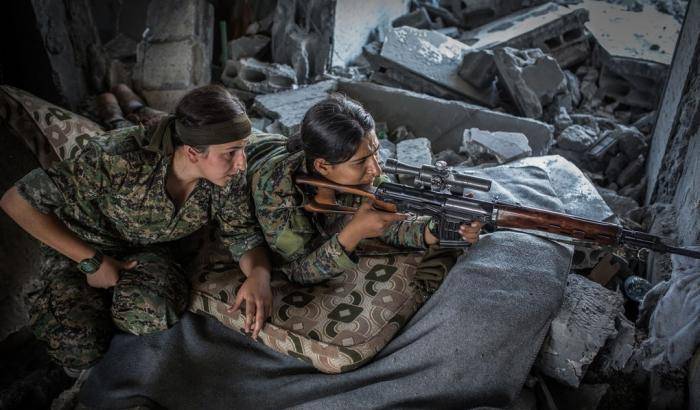 Combattenti curde delle Ypj in azione a Raqqa