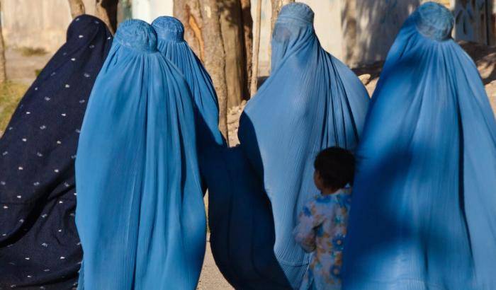 Donne coperte con il burqa