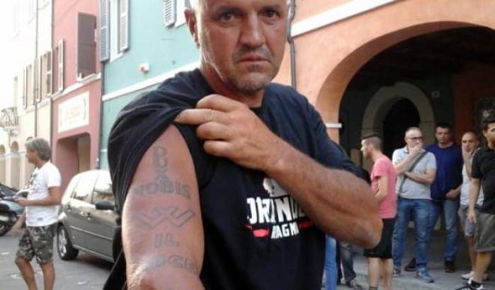 0004B518-un-militante-tatuato Un militante tatuato