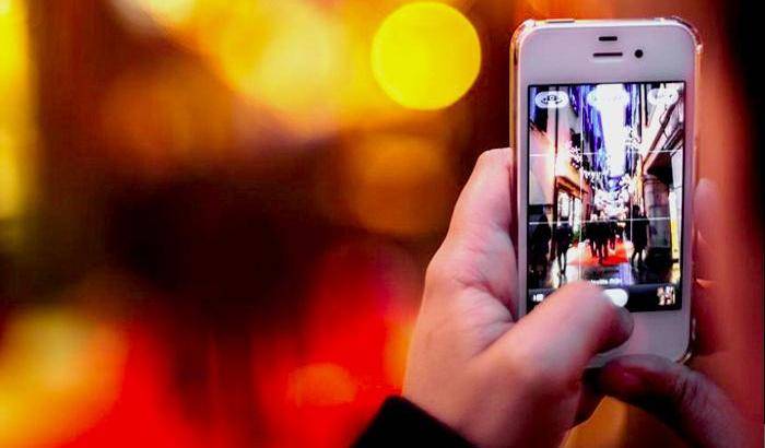 Ha ripreso l'agonia di un ragazzo con il cellulare: follia a Riccione