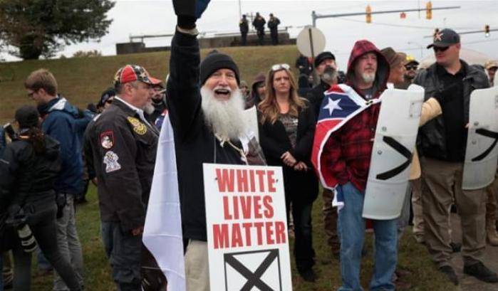 Lei bianca, lui nero: raid dei neonazisti americani contro una coppia 'mista'