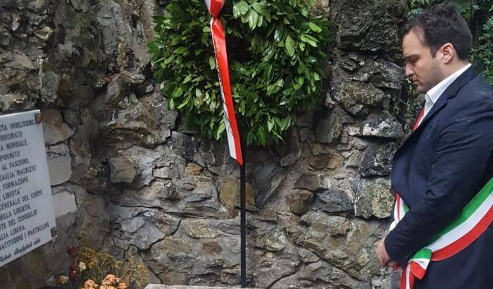 Genova, il delegato del sindaco depone una corona ai morti fascisti di Salò