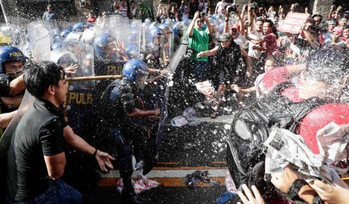 No all'imperialismo: a Manila la polizia carica i manifestanti anti-Tump