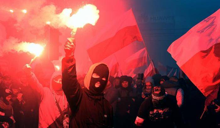 Polonia, dove i nazisti marciano e le donne sono discriminate. La Ue: ora basta