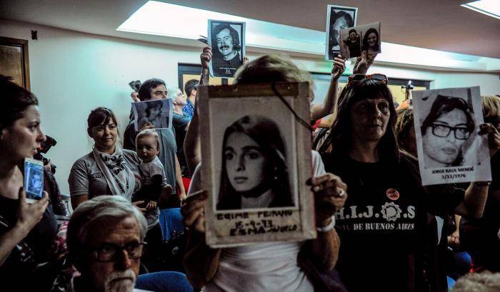 0004BF72-i-parenti-delle-vittime-fuori-dal-tribunale-a-buenos-aires I parenti delle vittime fuori dal Tribunale a Buenos Aires